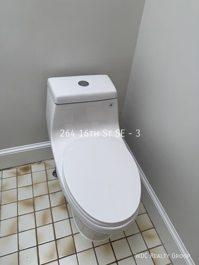 Building Photo - 264 16th St SE