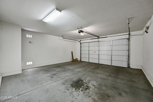Building Photo - 2414 E Hazeltine Way