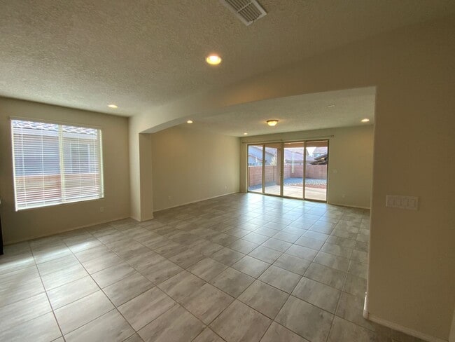 Building Photo - Beautiful 3 Bedroom Plus Office Recent Con...