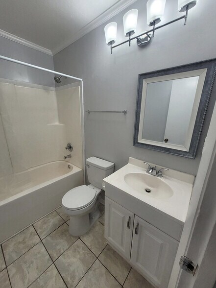 Building Photo - 2201 Windcrest Dr