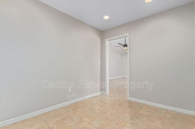 Building Photo - 5217 E Sheena Dr