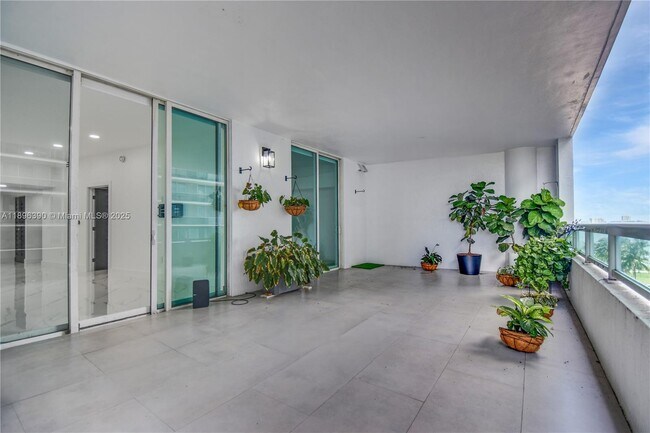 Building Photo - 1800 N Bayshore Dr