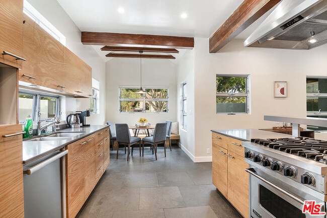 Building Photo - 307 S Citrus Ave