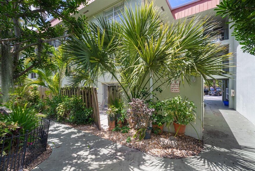 Building Photo - 809 W Oakland Park Blvd