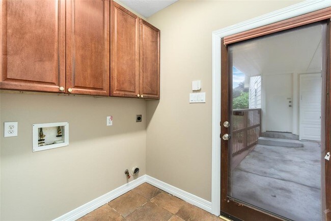 Building Photo - 905 Carriage Hills Blvd