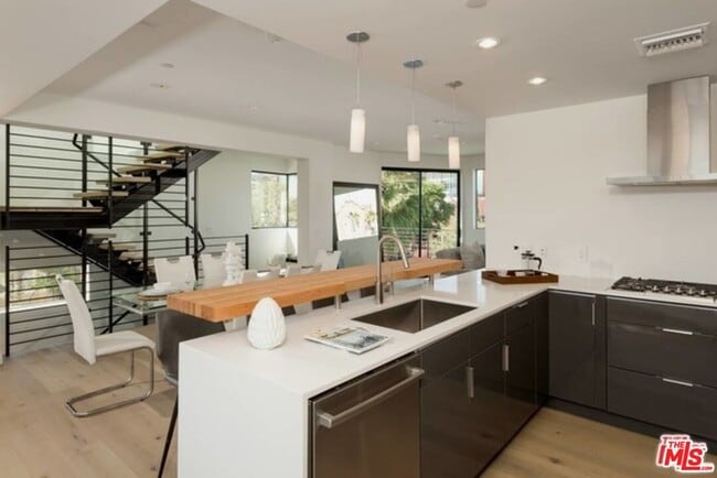 Building Photo - 6685 W Daychar Dr