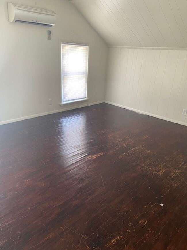 Building Photo - 5 bedroom single family home in great Vill...
