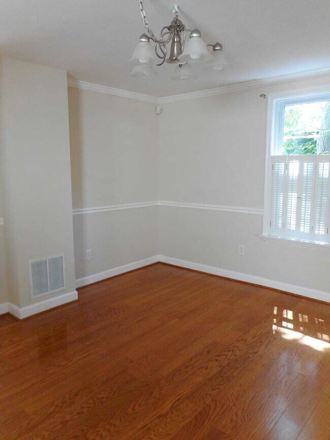 Building Photo - 608 Green St