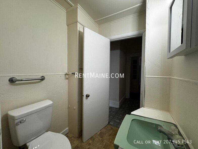 Building Photo - 276 Main St