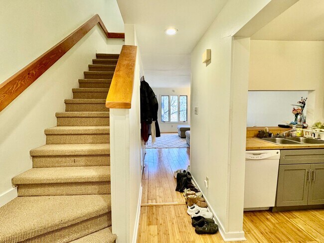 Building Photo - Mill Creek Townhome