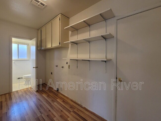 Building Photo - 977 Briarcrest Way