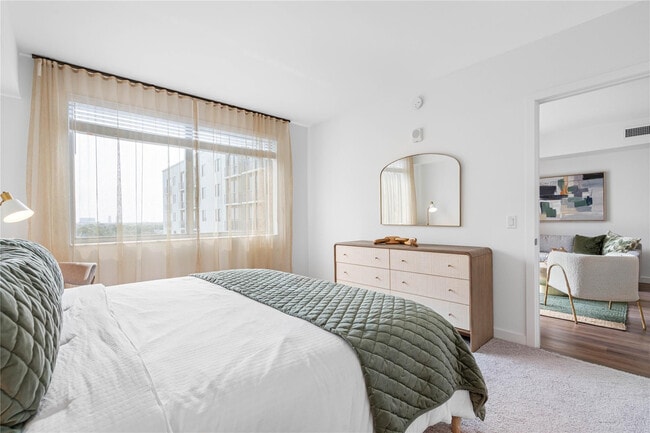 Building Photo - 200 NE 1st Ave