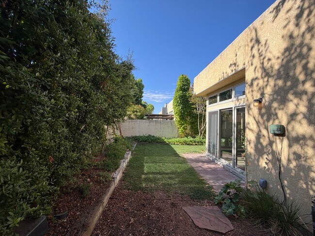 Building Photo - 2 Bedroom Single Story Home Available Near Paseo Del Norte Blvd NE & Wyoming Blvd NE!