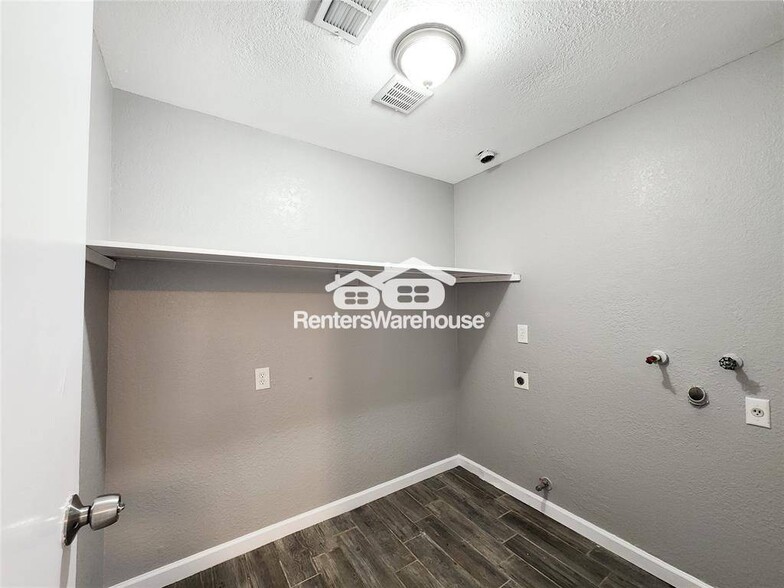 Building Photo - 2110 Hilton Head Dr