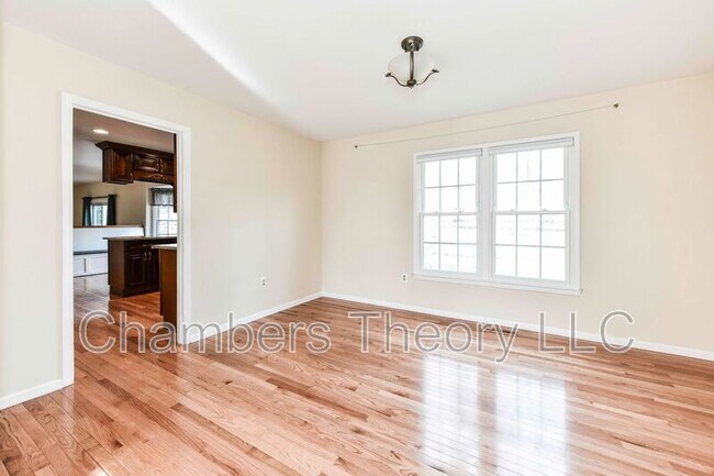 Building Photo - 9766 Oleander Ave