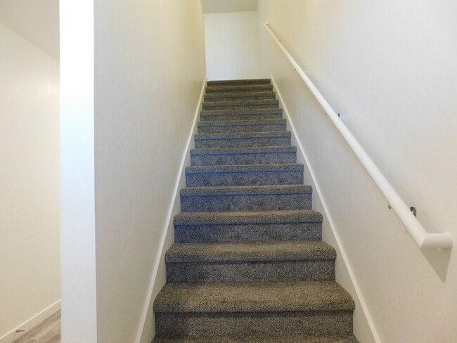 Building Photo - Newer Construction close to Community Hospital