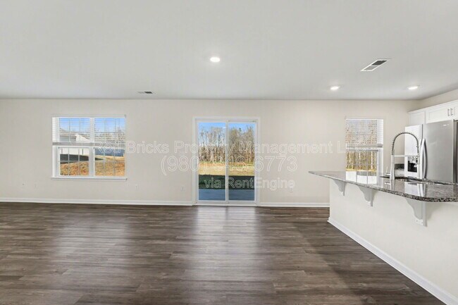 Building Photo - 7847 Whispering Strm Dr