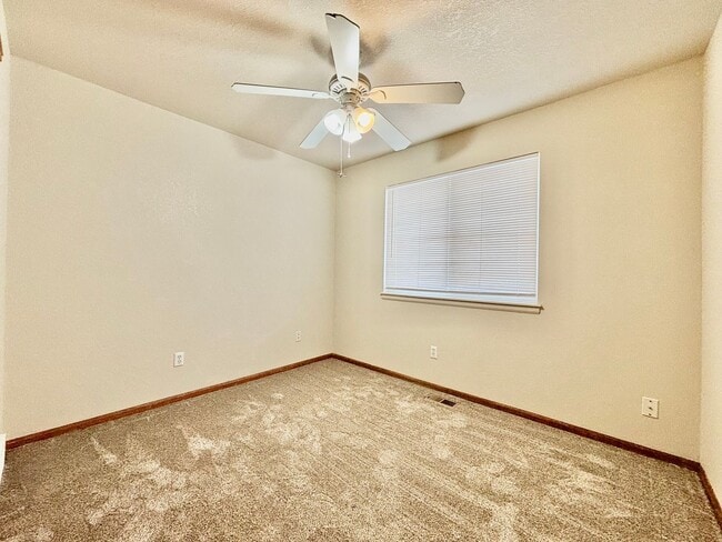 Building Photo - Beautiful Duplex with Attached Garage and ...