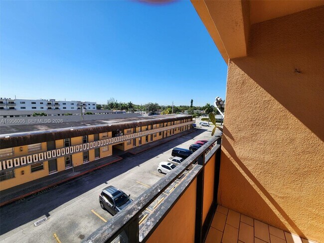 Building Photo - 295 NW 72nd Ave