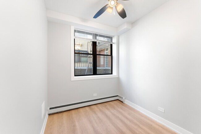 Building Photo - 1546 W Jonquil Terrace