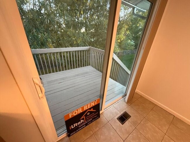 Building Photo - 2 bdrm 1 bath Duplex. Small Dog Friendly