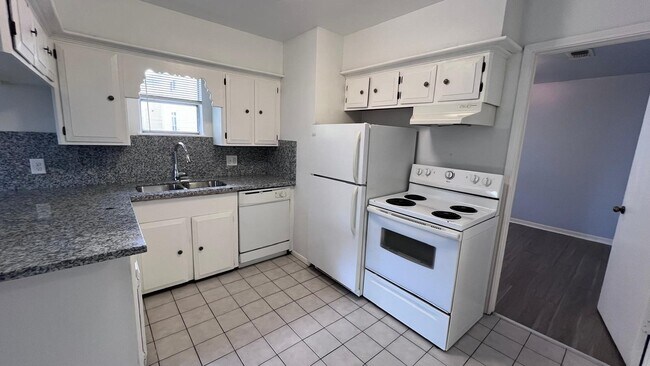 Building Photo - 1326 Blair St