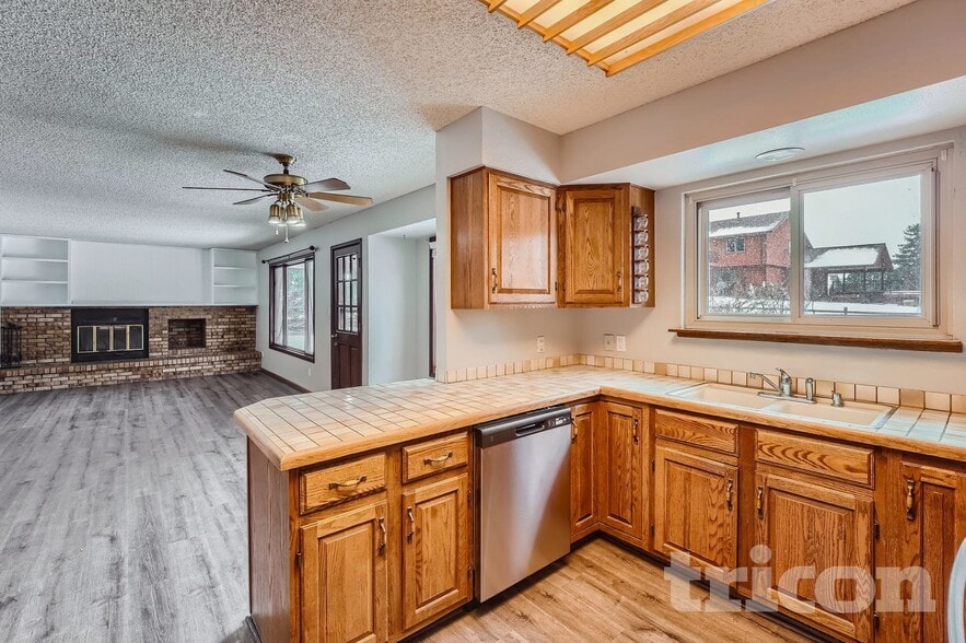 Building Photo - 6591 N Windmont Ave