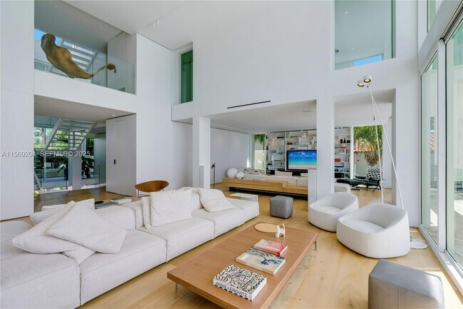 Building Photo - 440 S Mashta Dr