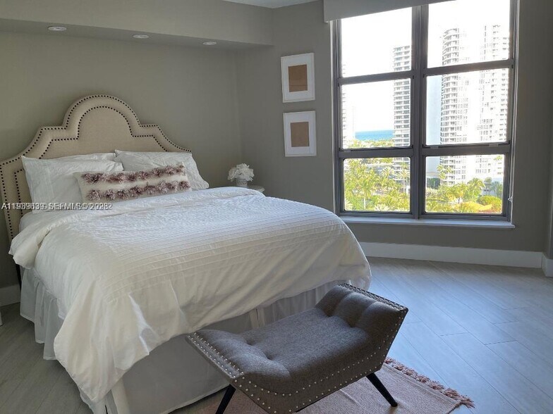 Building Photo - 3500 Mystic Pointe Dr