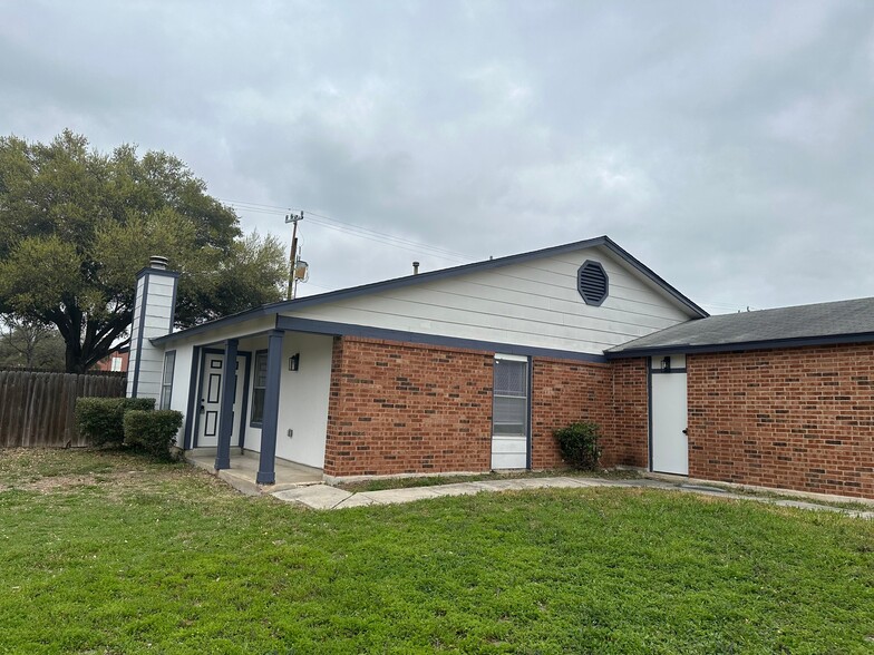 Building Photo - 6303 Waddesdon Wood