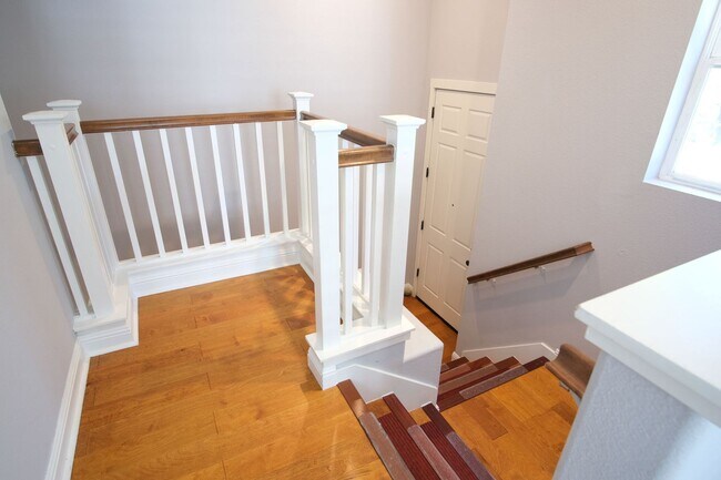 Building Photo - Spacious 3-Bed, 3.5-Bath Townhome in the H...