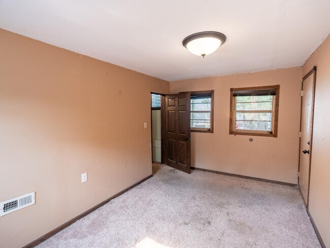 Building Photo - 1212 W 10th St