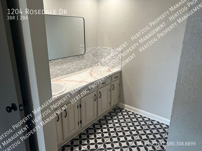 Building Photo - 1204 Rosedale Dr