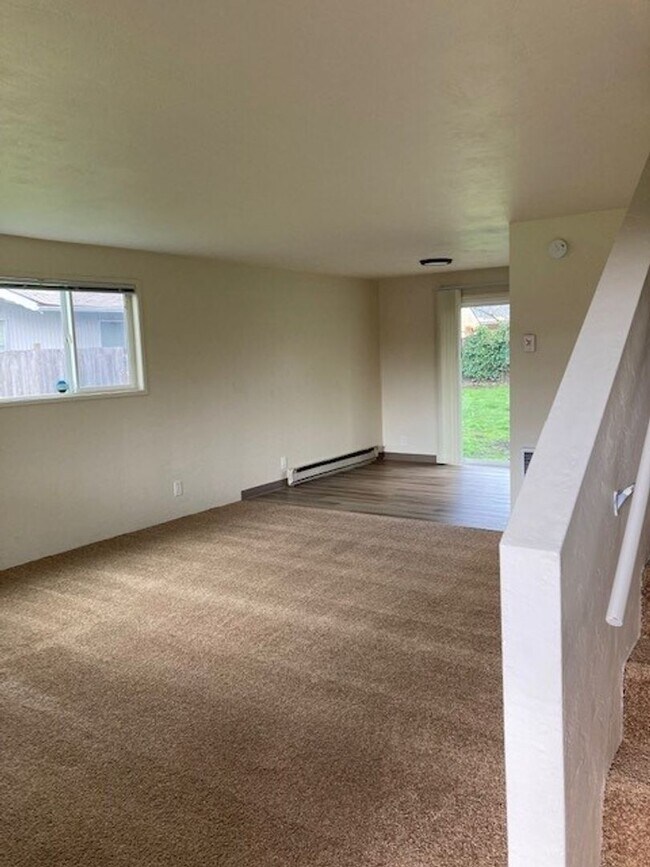 Building Photo - (OCK 5) Beautifully remodeled 2 bedroom/1.5 bath duplex