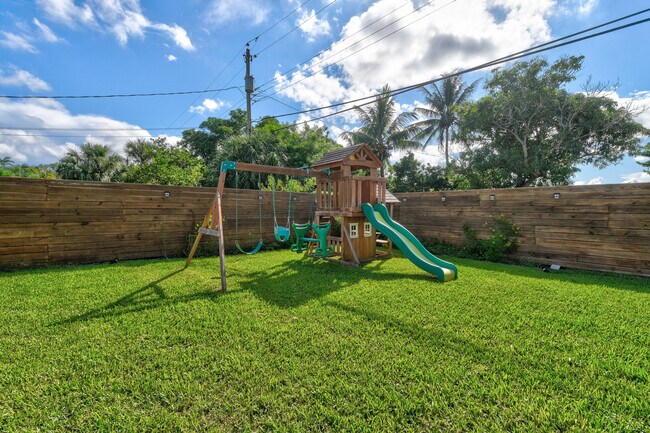 Building Photo - 7101 W Lake Dr