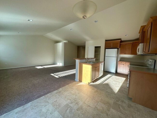 Building Photo - $300 discount for first month rent