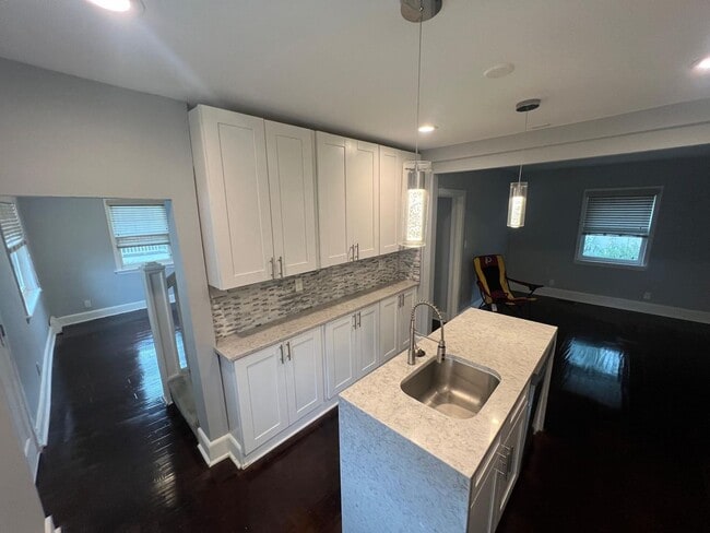 Building Photo - Cozy 3 Bedroom 2 Bath Single Family Home i...
