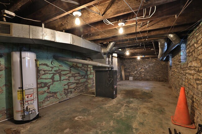 Building Photo - 4 Bedroom North Campus Newly Remodeled House with 2 Decks and Patio