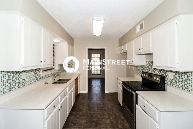 Building Photo - 5 Bedroom Pet-Friendly Home in Memphis, TN with Main Street Renewal