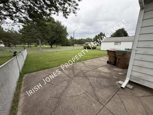 Building Photo - 3 Idlebrook Dr