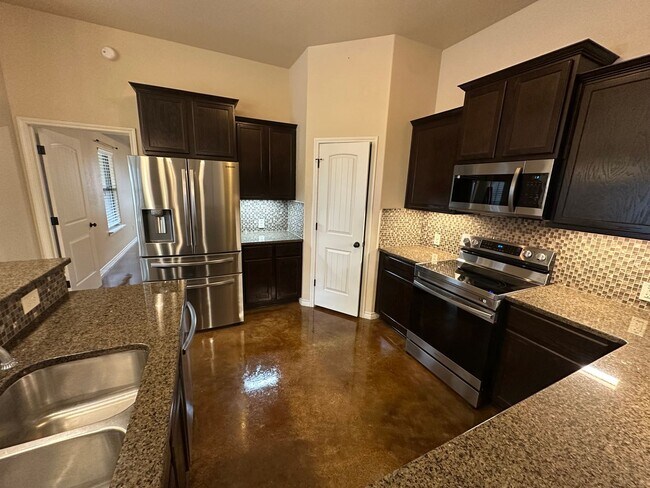 Building Photo - AVAILABLE NOW!!