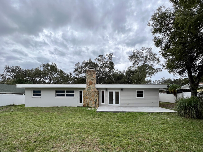 Building Photo - 1858 Oak Park Dr S