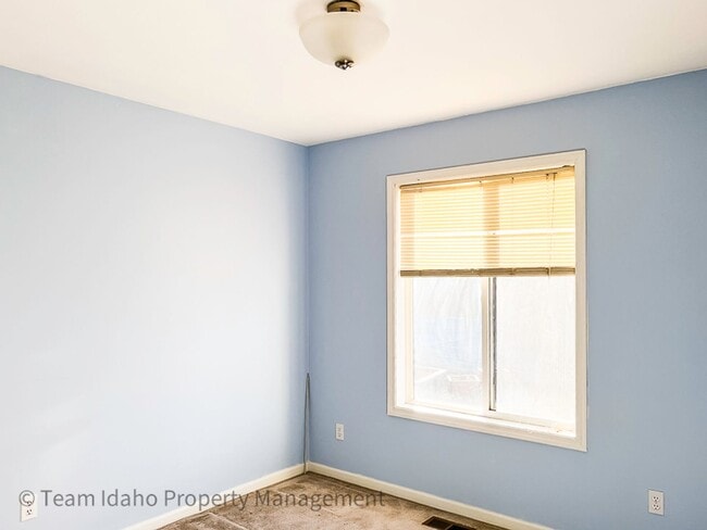 Building Photo - 5 bedrooms, 3 baths, and 3004 sqft Single Family Home