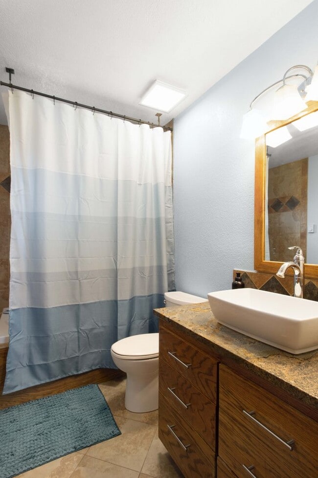 Building Photo - Enjoy Modern Comfort in This Beautiful Home!