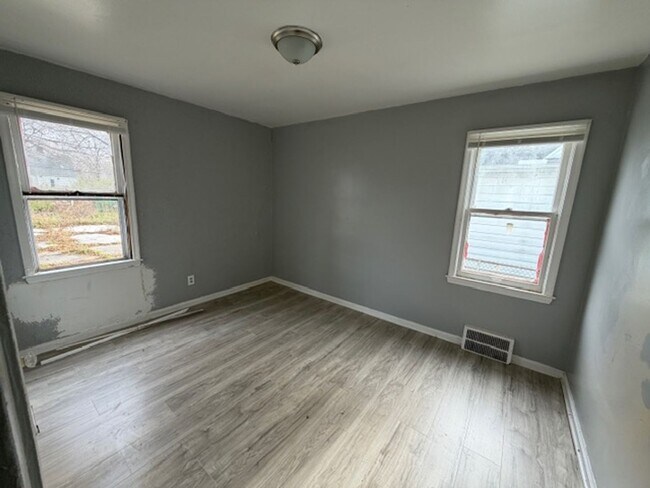 Building Photo - For Lease: Totally updated 3 Bedroom 1 Bath Welcome Section 8