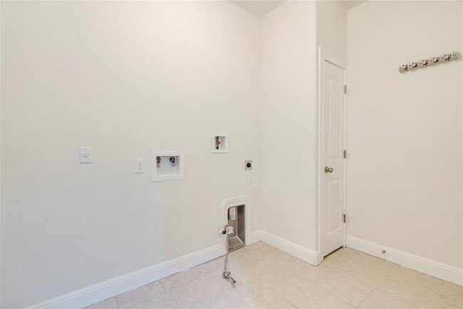 Building Photo - 5728 Siragusa Dr