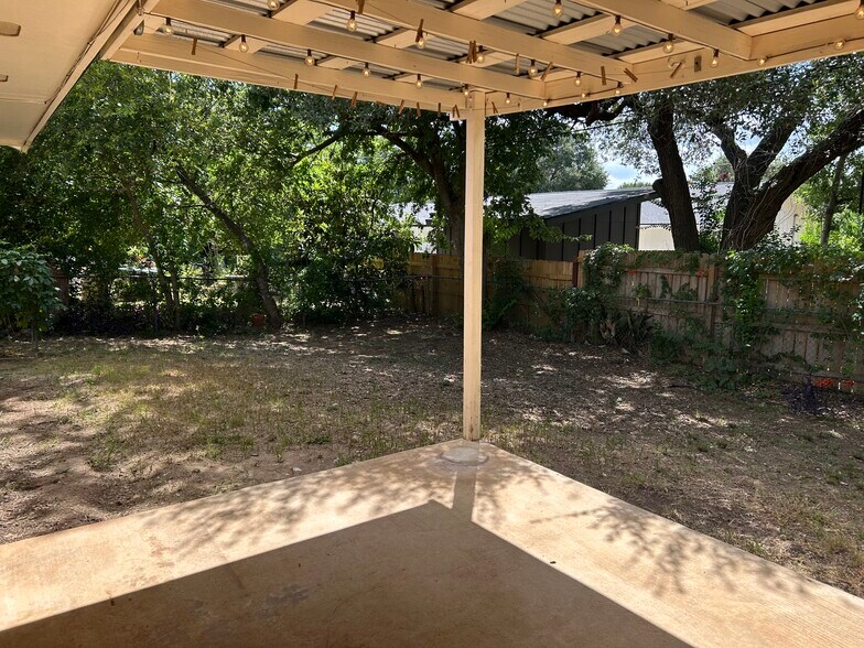 Building Photo - 309 Briarwood Dr