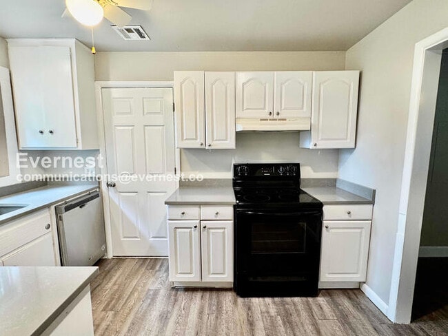 Building Photo - 3 Bed/1 Bath Home with Fenced Yard & Garage / Pet-Friendly / Coming Soon!