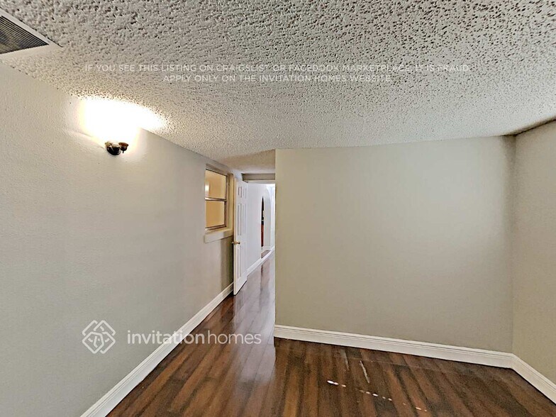 Building Photo - 302 Iowa Woods Cir W