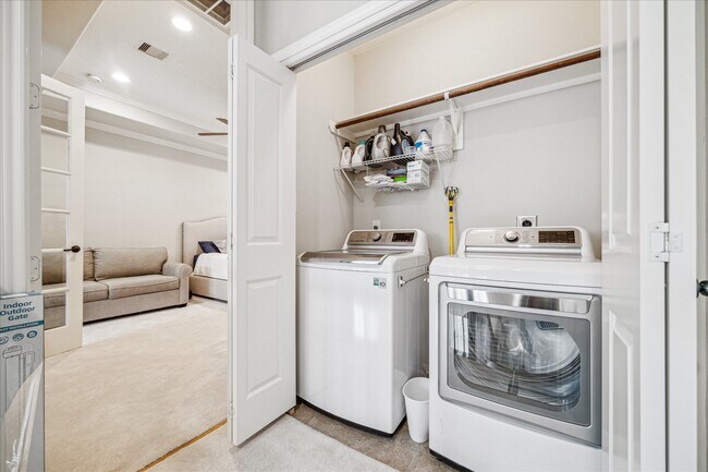 Building Photo - 1046 W 23rd St